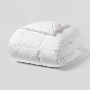 THRESHOLD NWT all seasons performance down alternative comforter -white -f/queen
